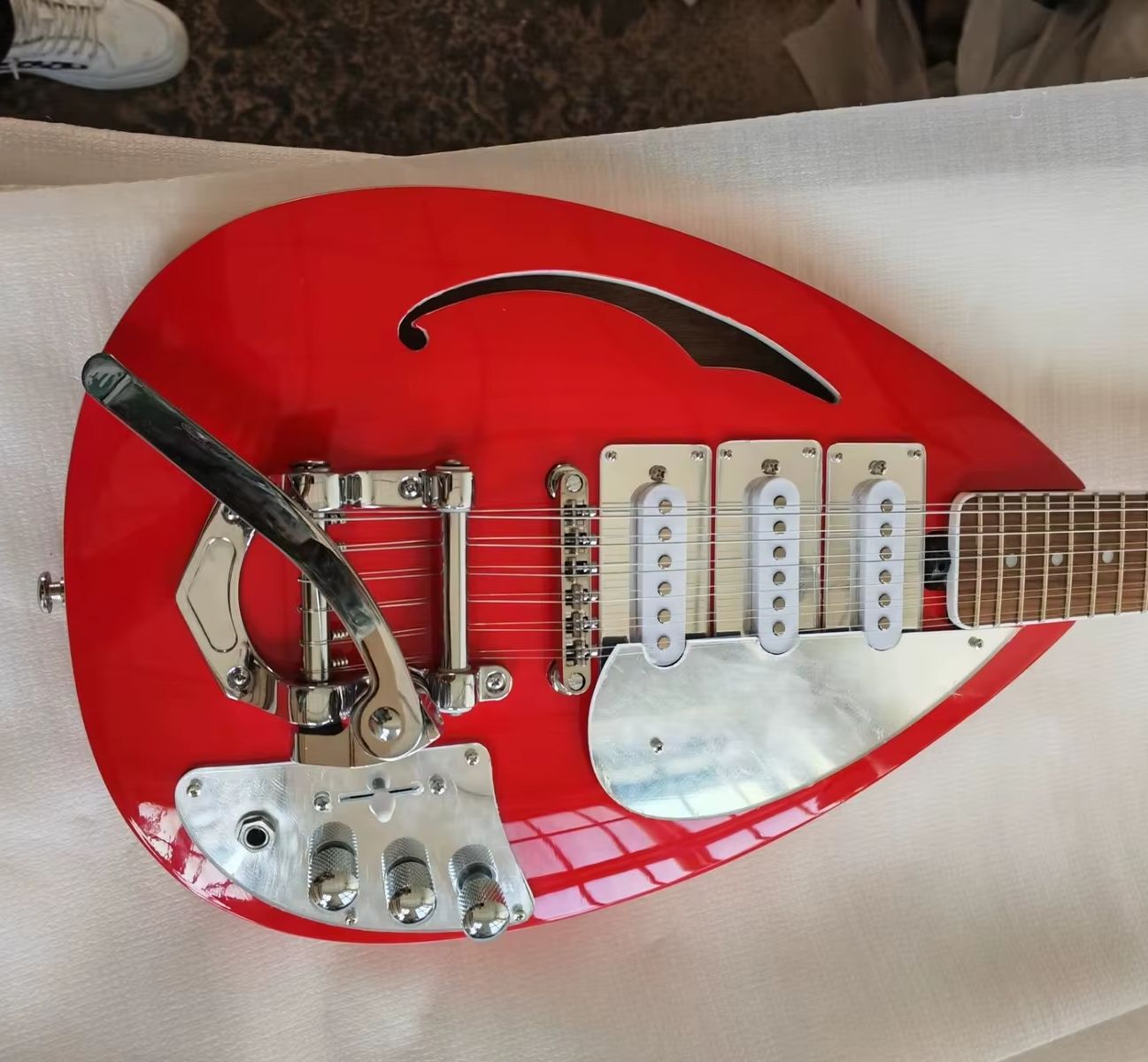 Dobro Resonator Guitar - 12-strunowa gitara elektryczna w stylu vintage,